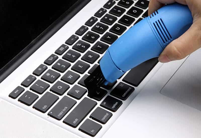 Dùng bàn chải mềm hoặc khí nén để làm sạch phím
