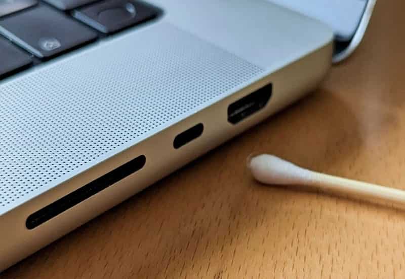 Vệ sinh cổng USB và bàn phím giúp đảm bảo tiếp xúc ổn định Cập nhật hoặc cài đặt lại driver bàn phím trên laptop